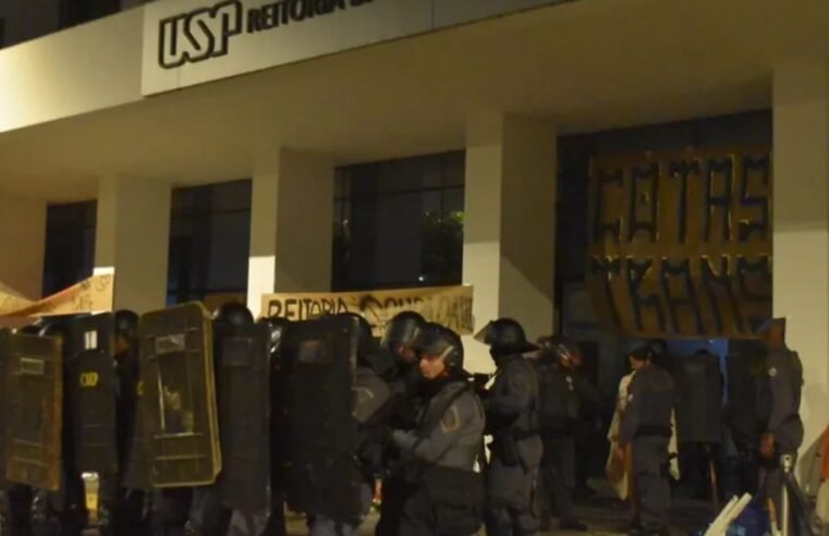 Vereadores provocam universitários em SP e ato tem confronto