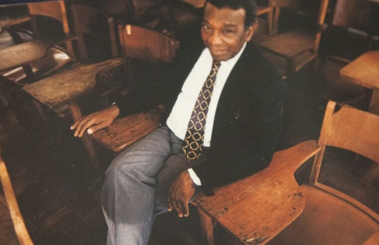 Acervo da USP revela novas faces do pensador negro Milton Santos