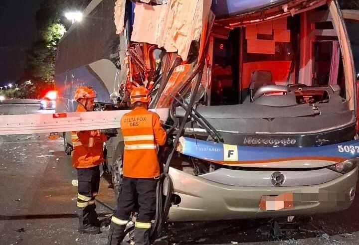 Acidente entre ônibus de turismo e caminhão deixa três feridos na EPIA