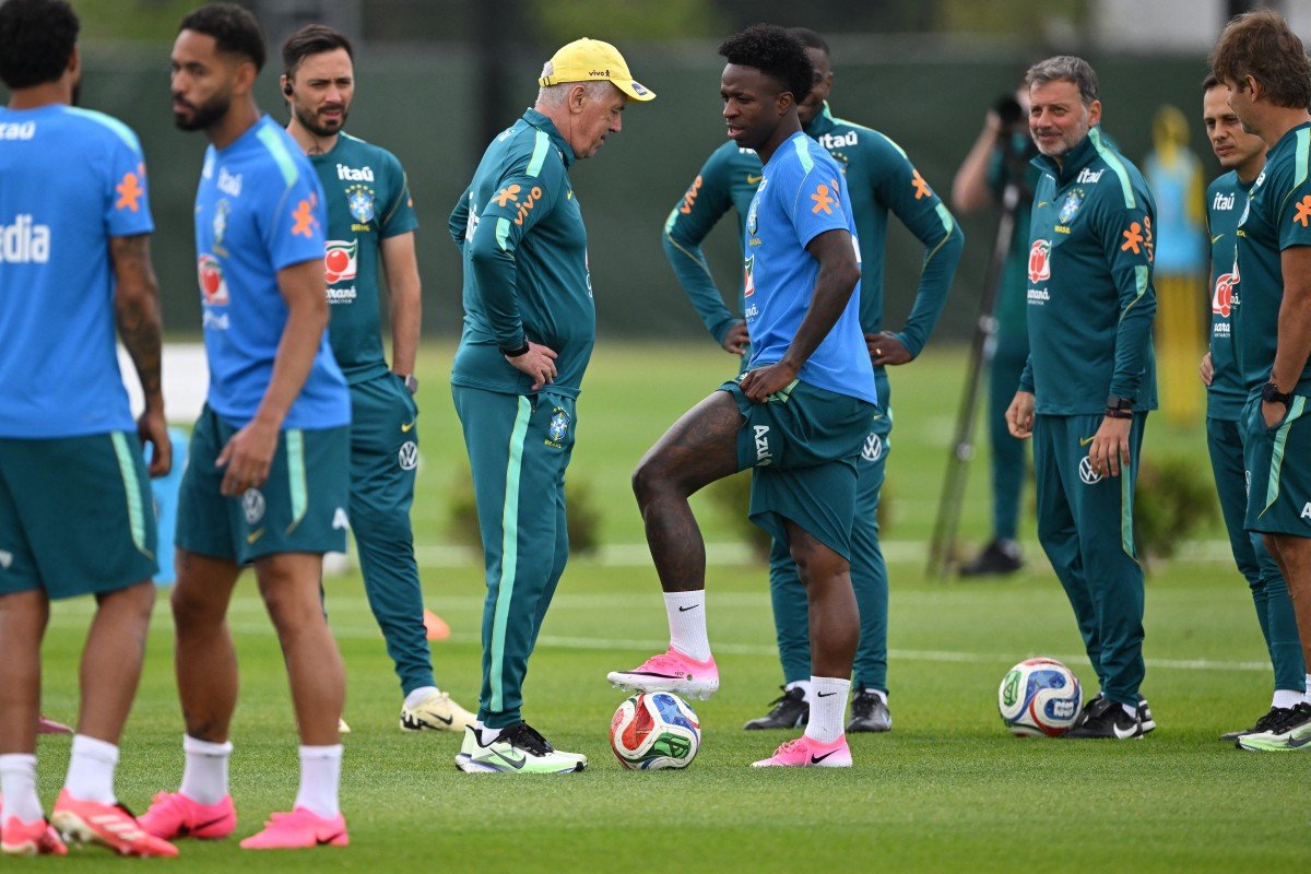 Ancelotti projeta repetir escalação e simula defesa do Japão em treino da seleção
