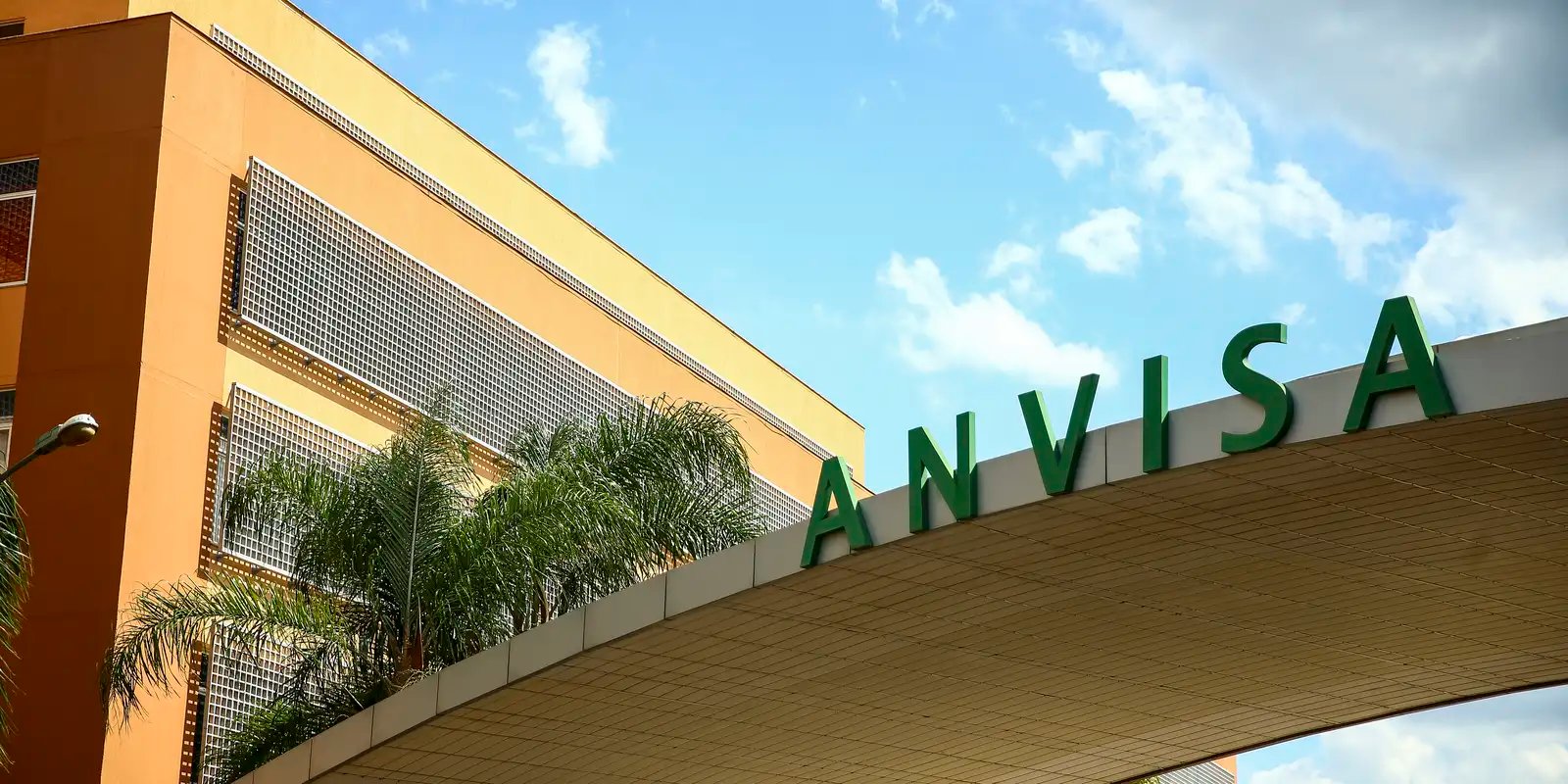 Anvisa suspende lote de medicamentos para hipertensão e câncer de mama