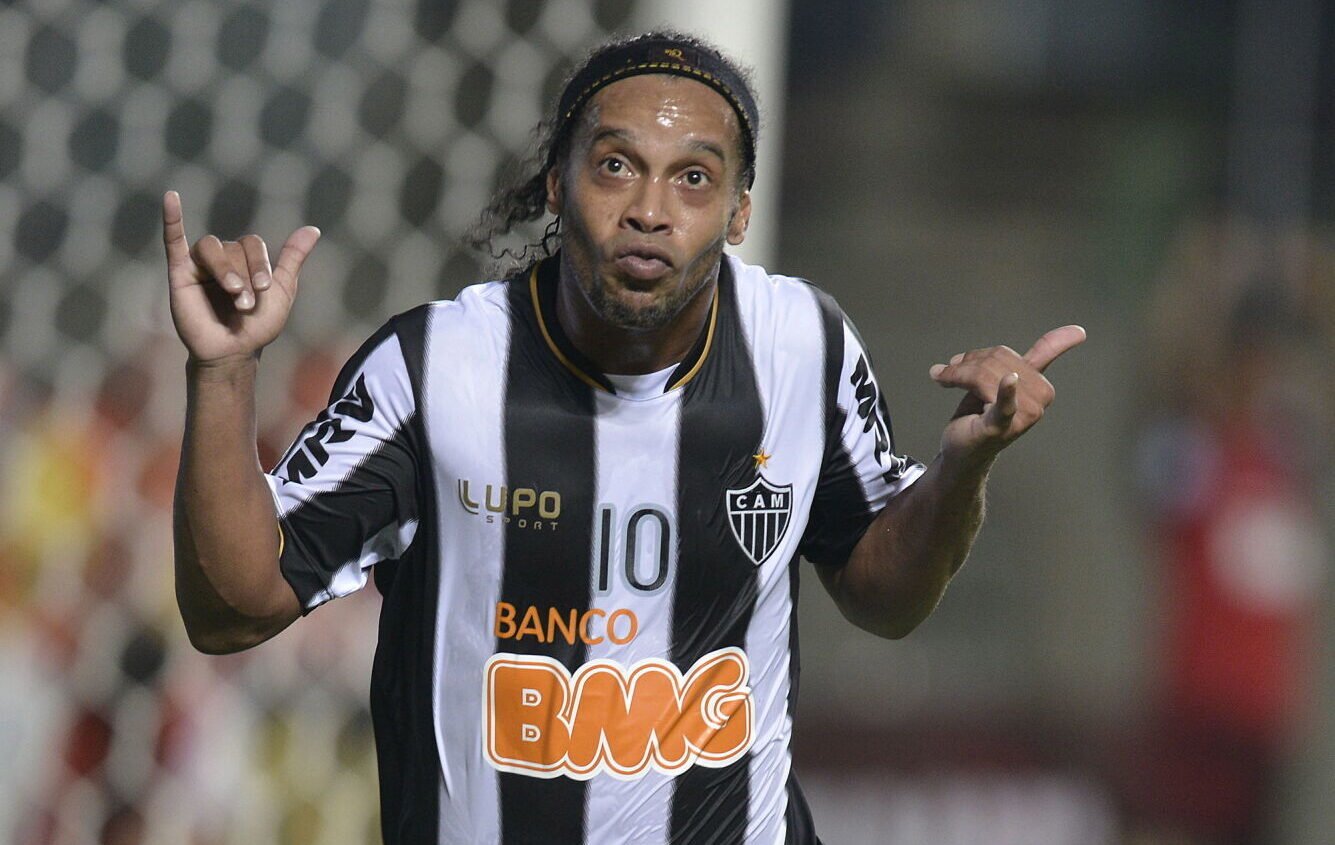 Aos 46 anos, Ronaldinho retorna ao futebol para jogar na 3ª divisão italiana