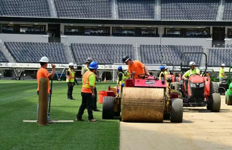 Arquibancadas, gramado, logotipos: estádios da NFL se transformam para a Copa do Mundo
