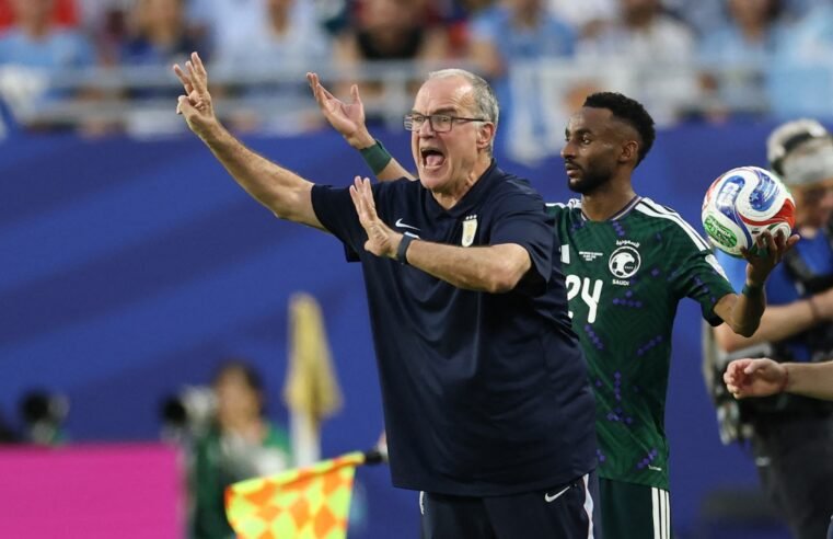 Bielsa critica pausas para hidratação na Copa: “Tira muito” do futebol