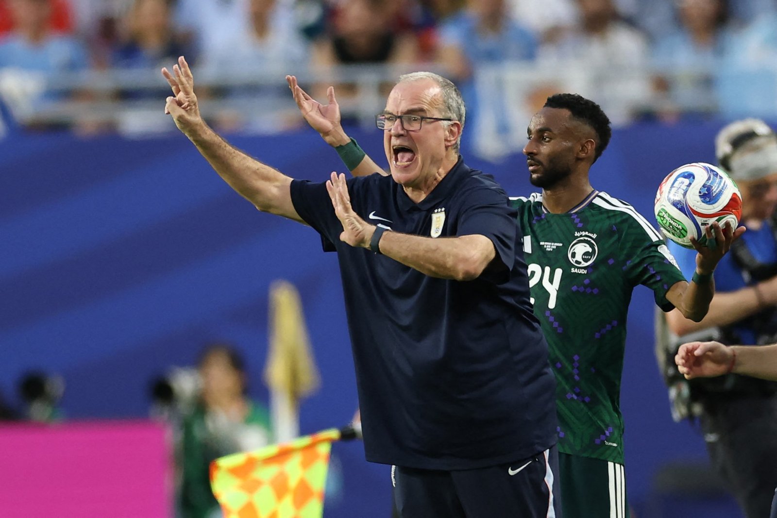 Bielsa critica pausas para hidratação na Copa: “Tira muito” do futebol
