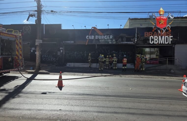 Bombeiros controlam incêndio em hamburgueria em Ceilândia