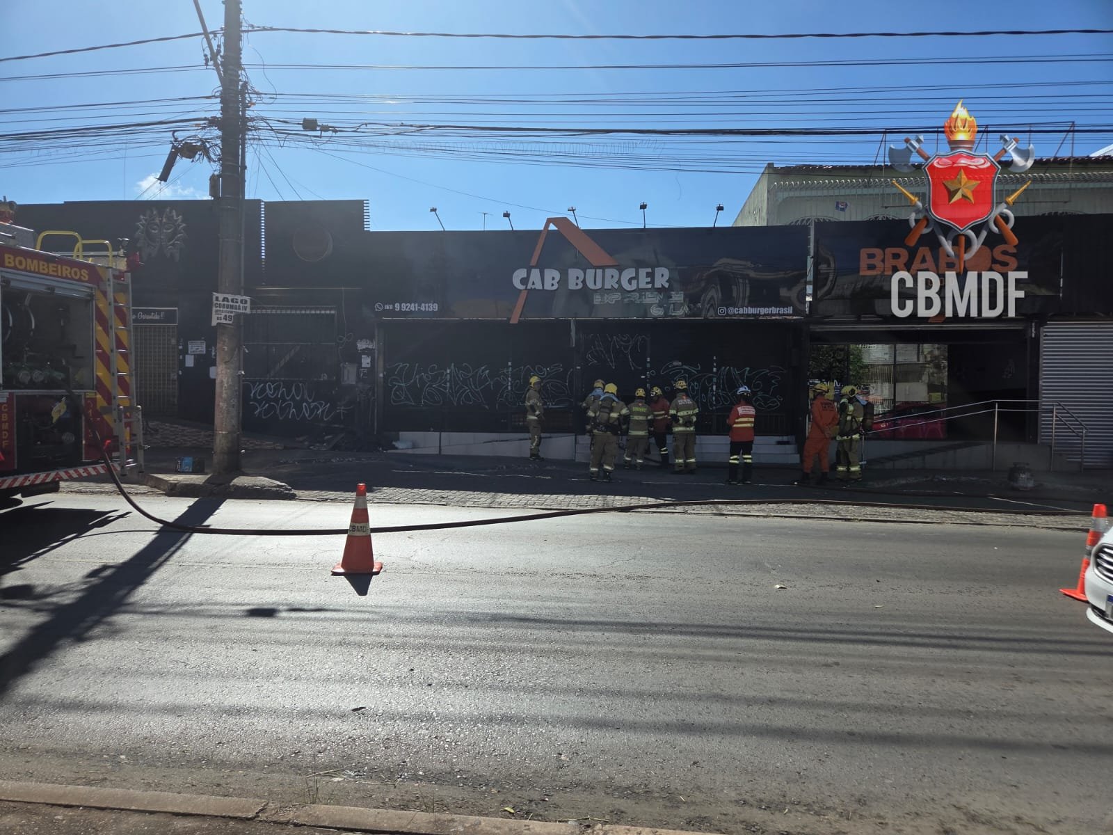 Bombeiros controlam incêndio em hamburgueria em Ceilândia