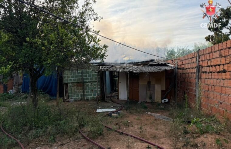 Bombeiros controlam incêndio em residência no Arapoanga