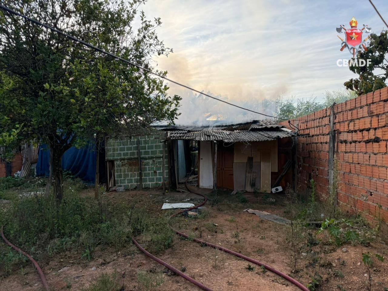 Bombeiros controlam incêndio em residência no Arapoanga