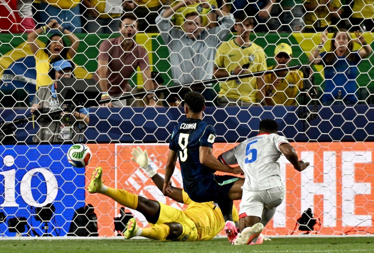 Brasil faz 3 a 0 no Haiti no primeiro tempo e encaminha primeira vitória na Copa