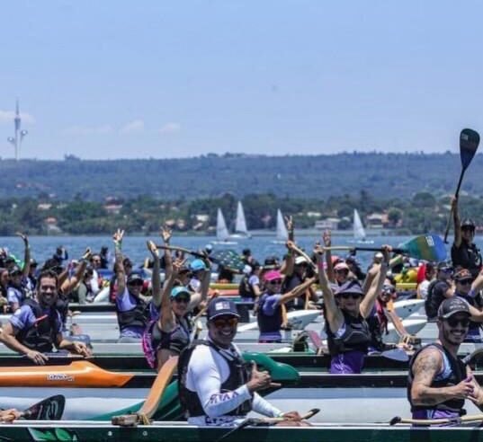 Brasília abre campeonato de canoa havaiana no Lago Paranoá