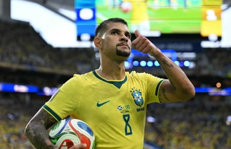 Bruno Guimarães lidera assistências e se aproxima de marca de Pelé