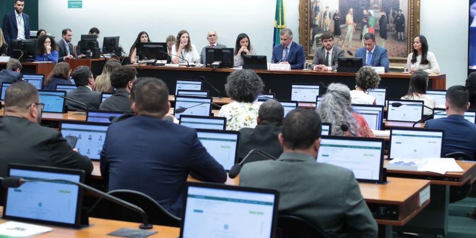 CCJ da Câmara adia análise da PEC da redução da maioridade penal