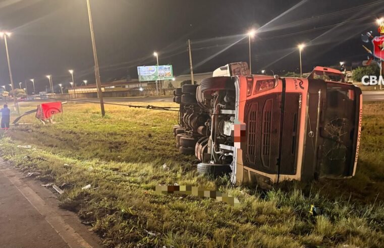 Caminhão tomba na BR-070 e motorista é levado ao hospital em Ceilândia