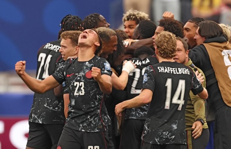 Canadá faz nos acréscimos, vence África do Sul e vai às oitavas da Copa pela 1ª vez