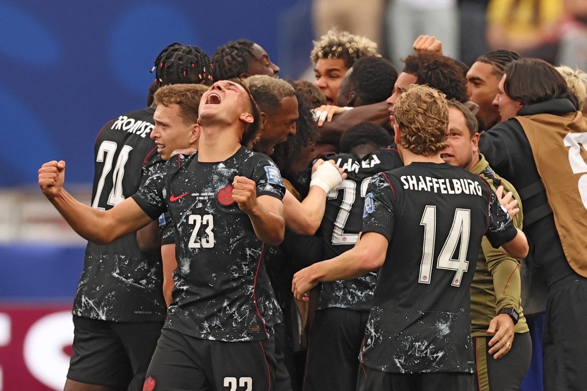 Canadá faz nos acréscimos, vence África do Sul e vai às oitavas da Copa pela 1ª vez