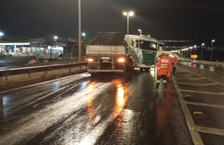 Carreta perde o controle e interdita duas faixas da BR-020 na descida do Colorado