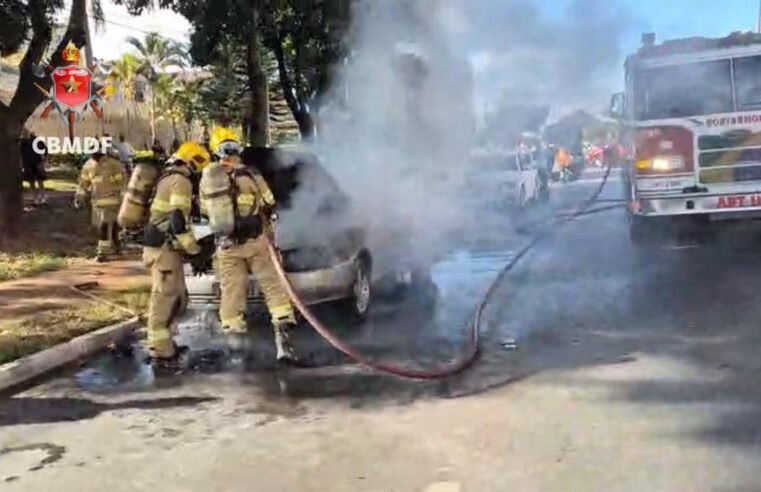Carro pega fogo e mobiliza bombeiros no Guará