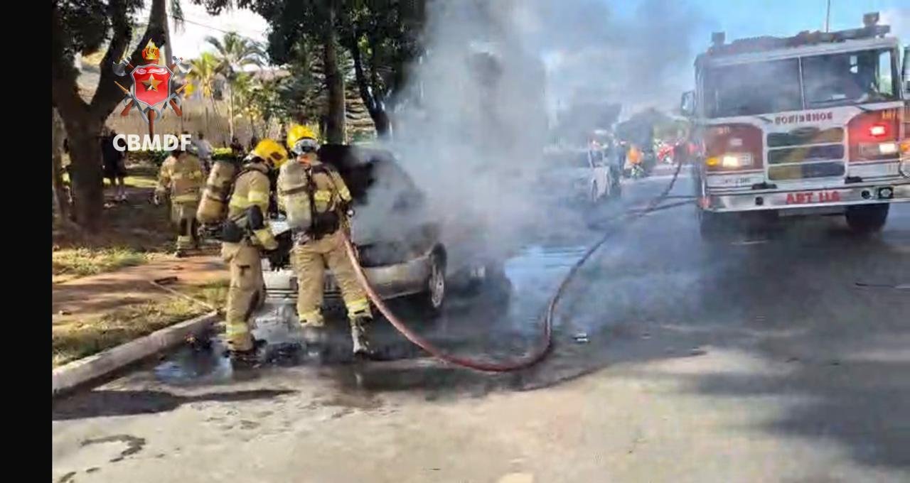 Carro pega fogo e mobiliza bombeiros no Guará