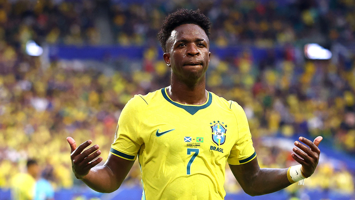 Com dois gols contra a Escócia, Vini Jr. entra na disputa pela Chuteira de Ouro