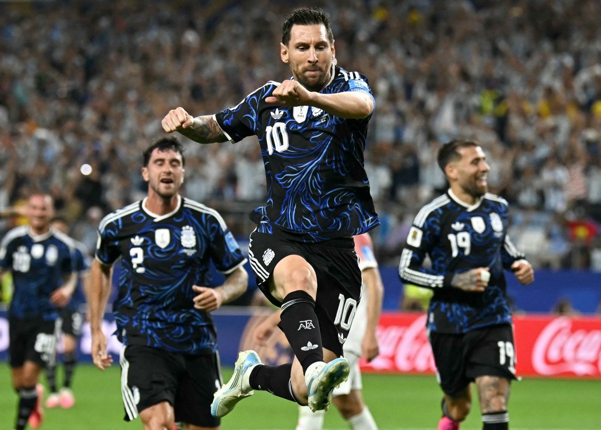 Com gol de Messi, Argentina bate Jordânia e faz segunda melhor campanha da Copa