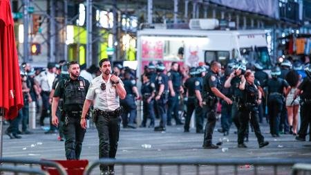 Comemoração dos Knicks vira caos em Nova York, e adolescente é baleado