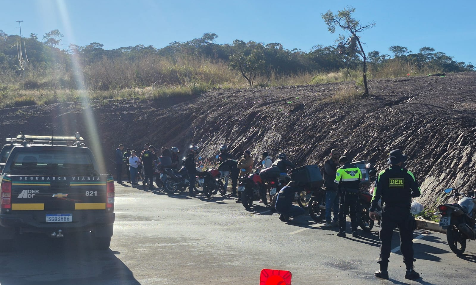 DER-DF apreende moto clonada e faz 45 autuações no DF