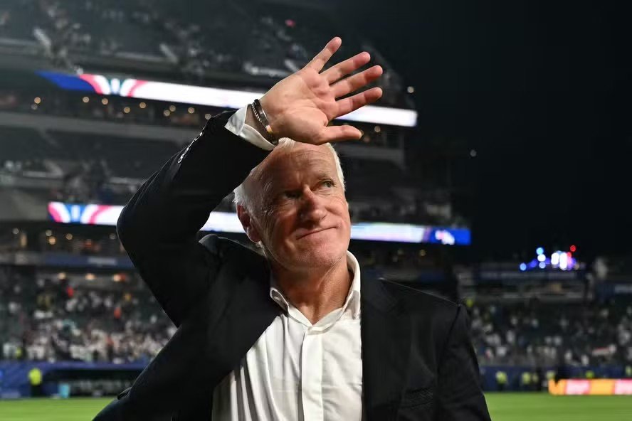 Deschamps volta à França após morte de sua mãe e não comandará equipe contra Noruega