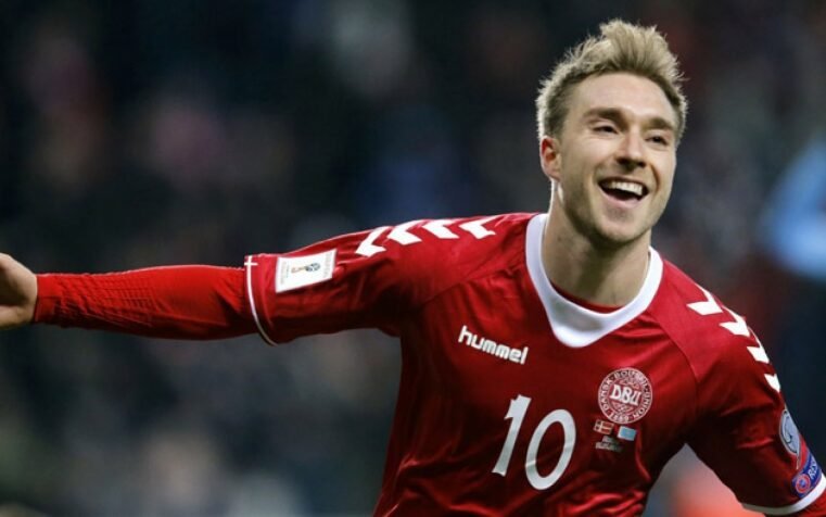 Eriksen passa mal de novo, é atendido às pressas no gramado, mas está bem