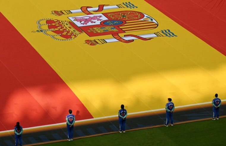 Espanha vence (1-0), passa em primeiro do grupo e elimina Uruguai da Copa
