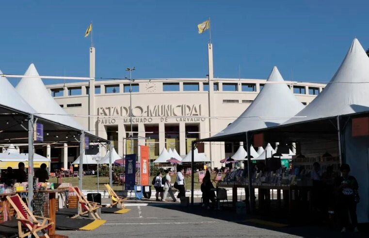 Feriado em SP tem programação gratuita em feira do livro no Pacaembu