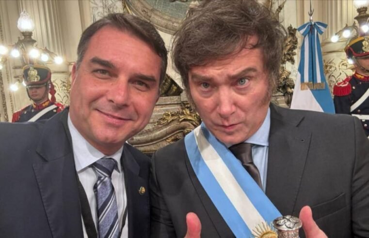 Flávio Bolsonaro encontra Milei e diz que Brasil também viverá nova onda da direita