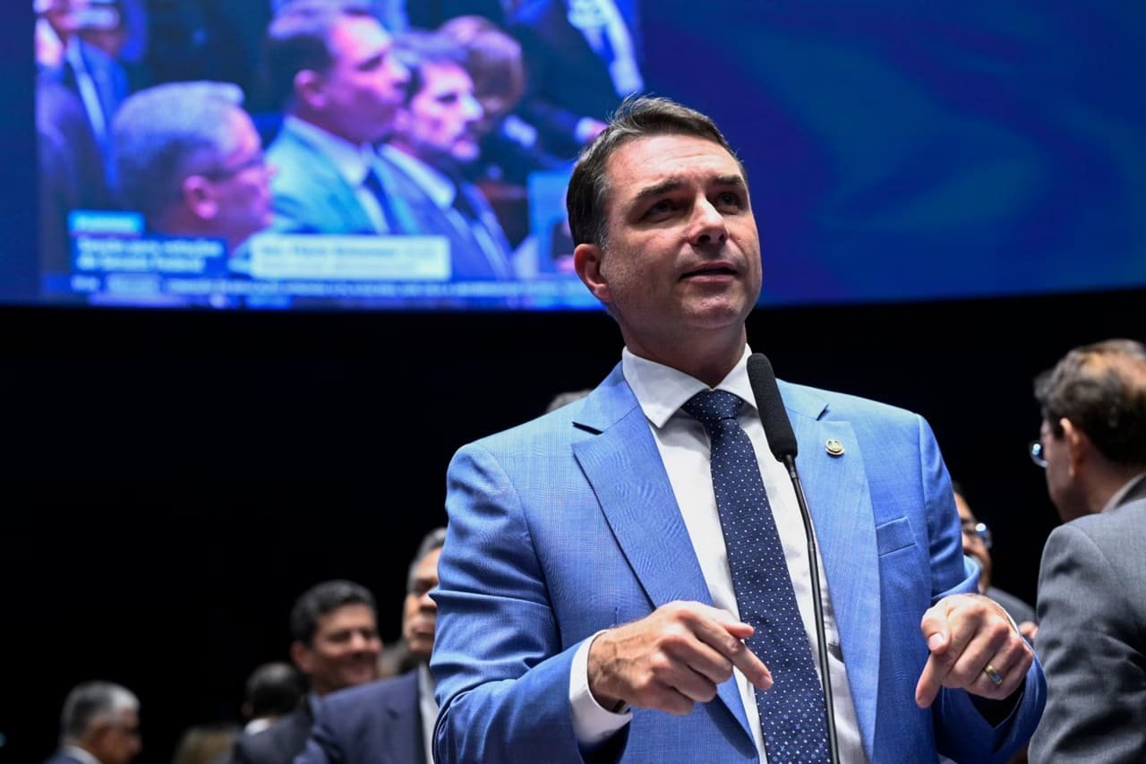Flavio critica Lula por defender quem aterroriza, PCC e CV