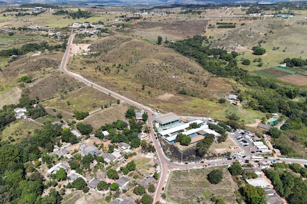 GDF asfalta acesso a escola no Incra 9 e amplia obras no campo