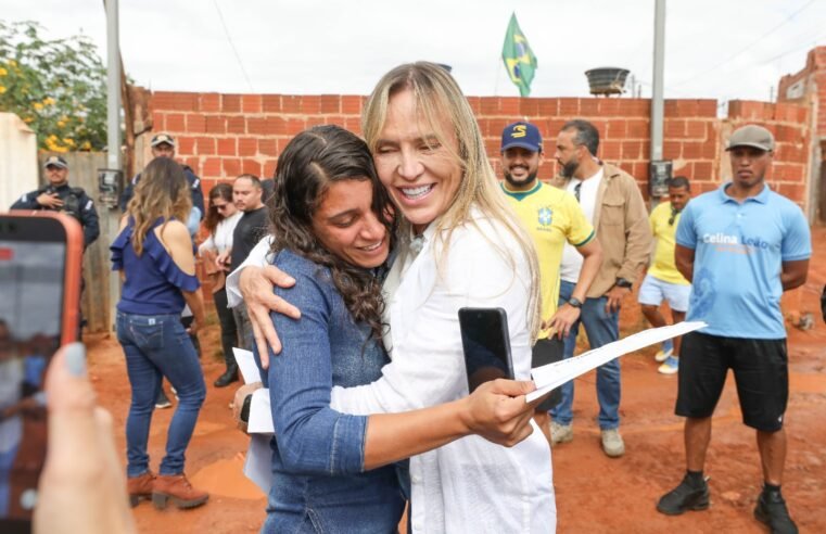 GDF entrega cartão de construção a moradora da Estrutural após incêndio