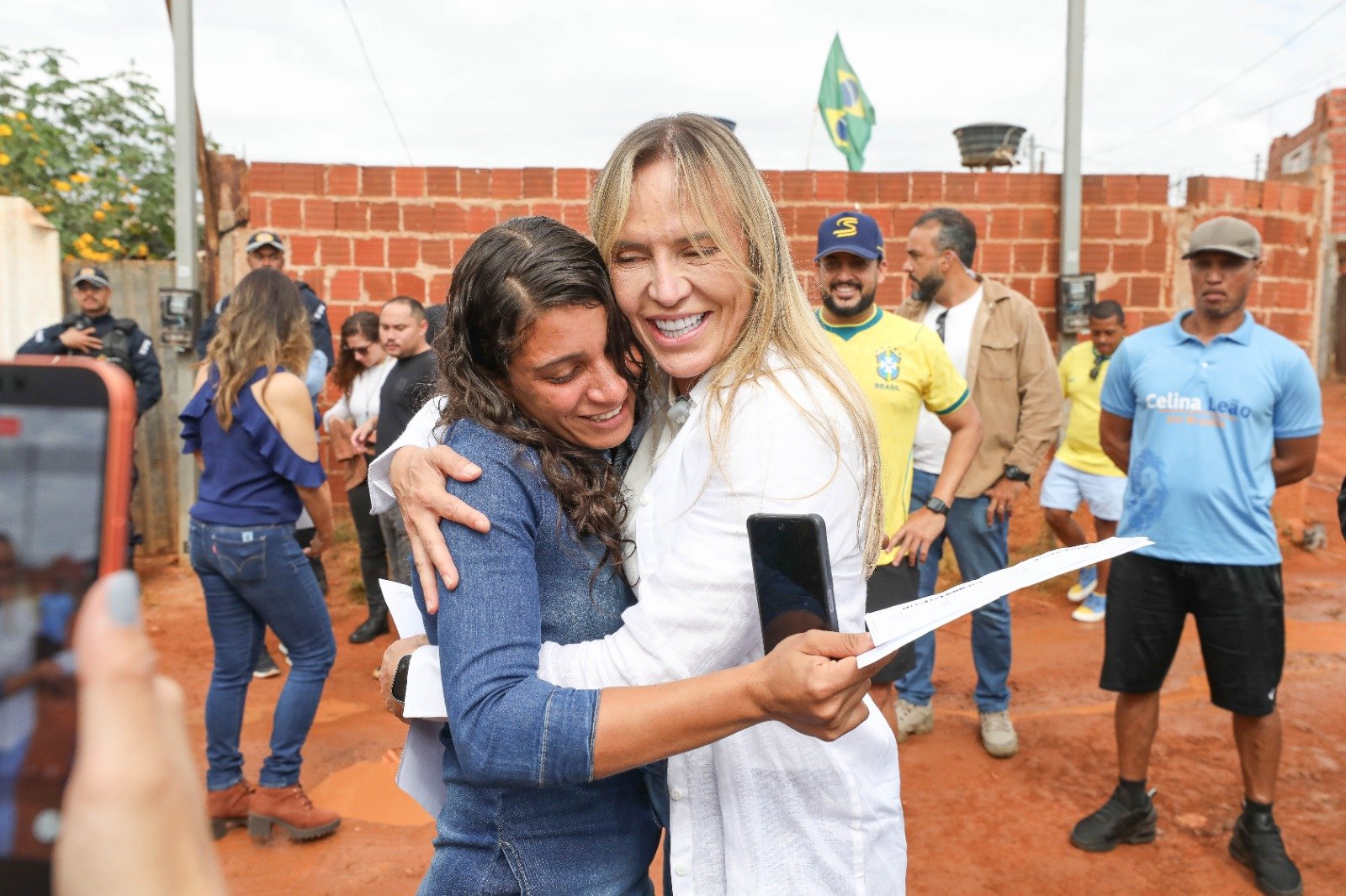 GDF entrega cartão de construção a moradora da Estrutural após incêndio