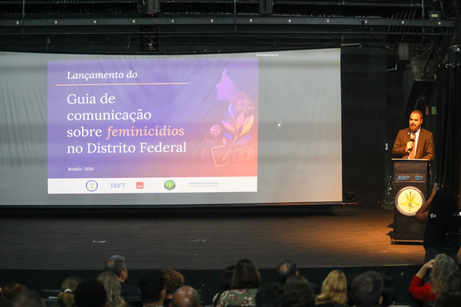 Guia orienta imprensa sobre feminicídio e proteção às mulheres no DF