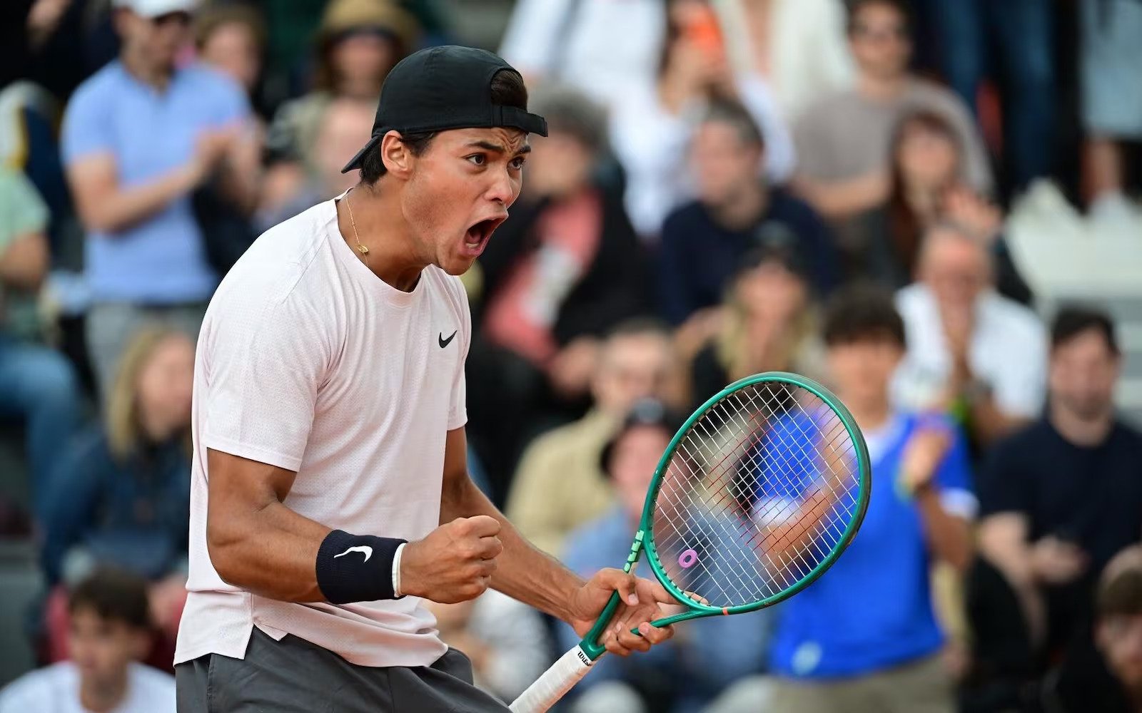 Guto atropela e conquista título inédito para o Brasil em Roland Garros