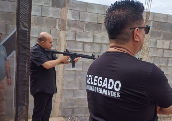 Ibaneis aparece com rifle em clube de tiro ao lado de pré-candidato a deputado distrital
