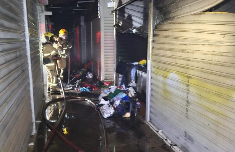 Incêndio atinge quatro boxes da Feira Permanente de São Sebastião durante a madrugada
