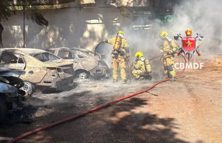 Incêndio destrói dois carros próximo à Feira dos Importados