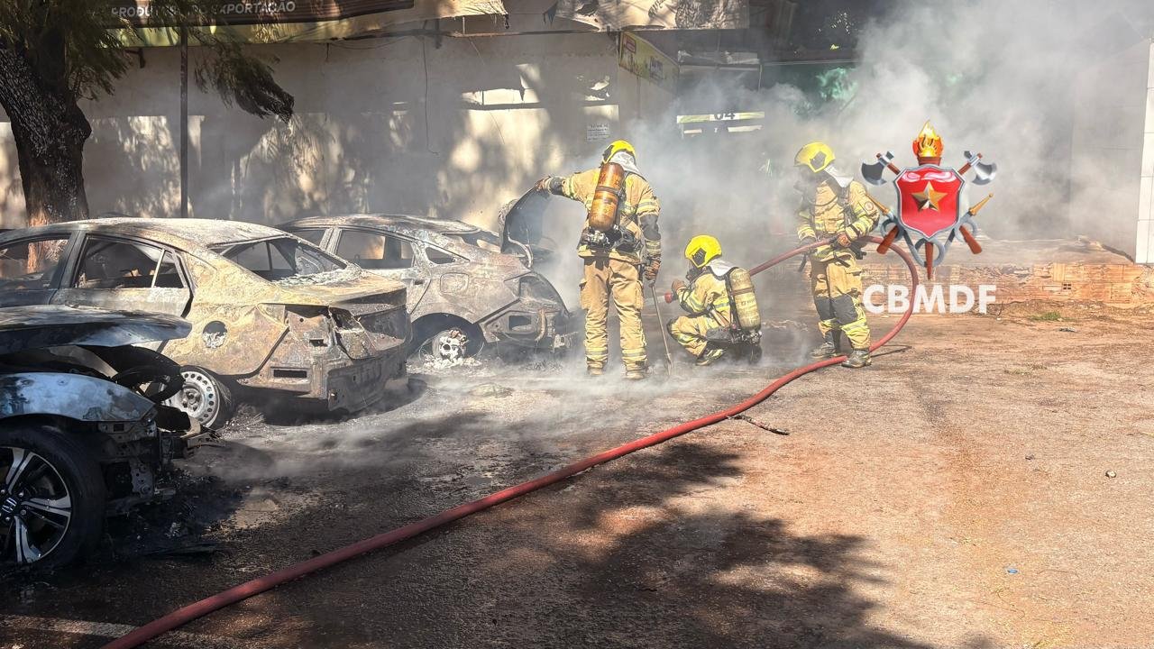 Incêndio destrói dois carros próximo à Feira dos Importados