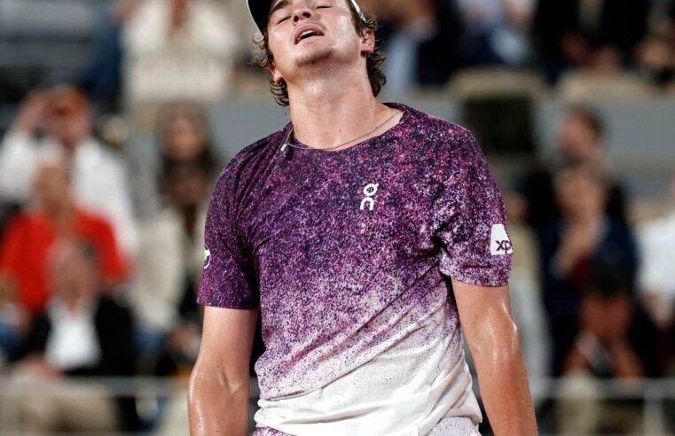 João Fonseca luta, mas dá adeus a Roland Garros após revés para Mensik