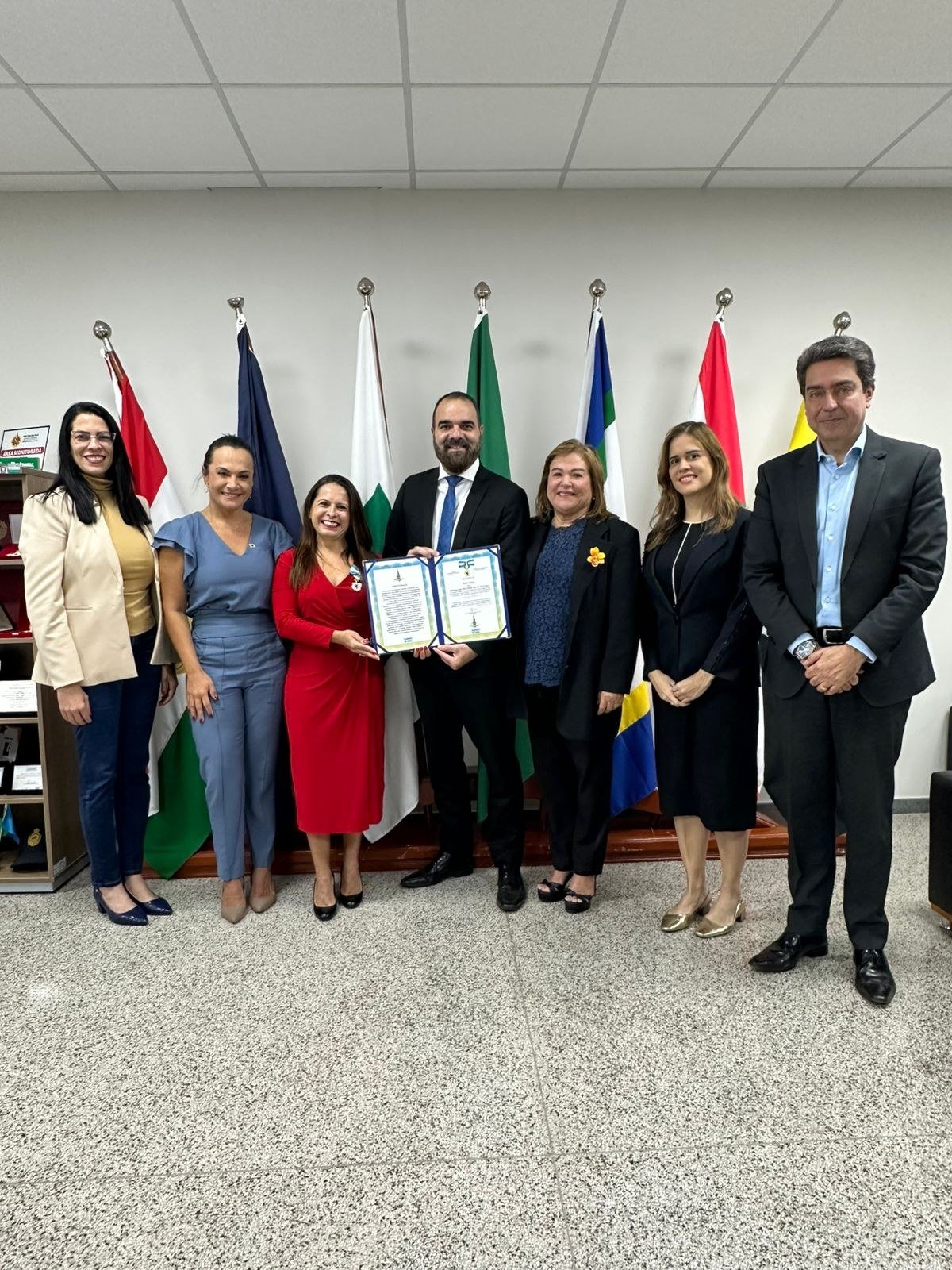 Juíza do TJDFT recebe Medalha Mulher Mais Segura