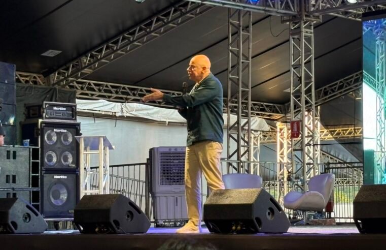 Leandro Karnal inspira trabalhadores a pensar no futuro durante palestra no Feirão do Trabalhador