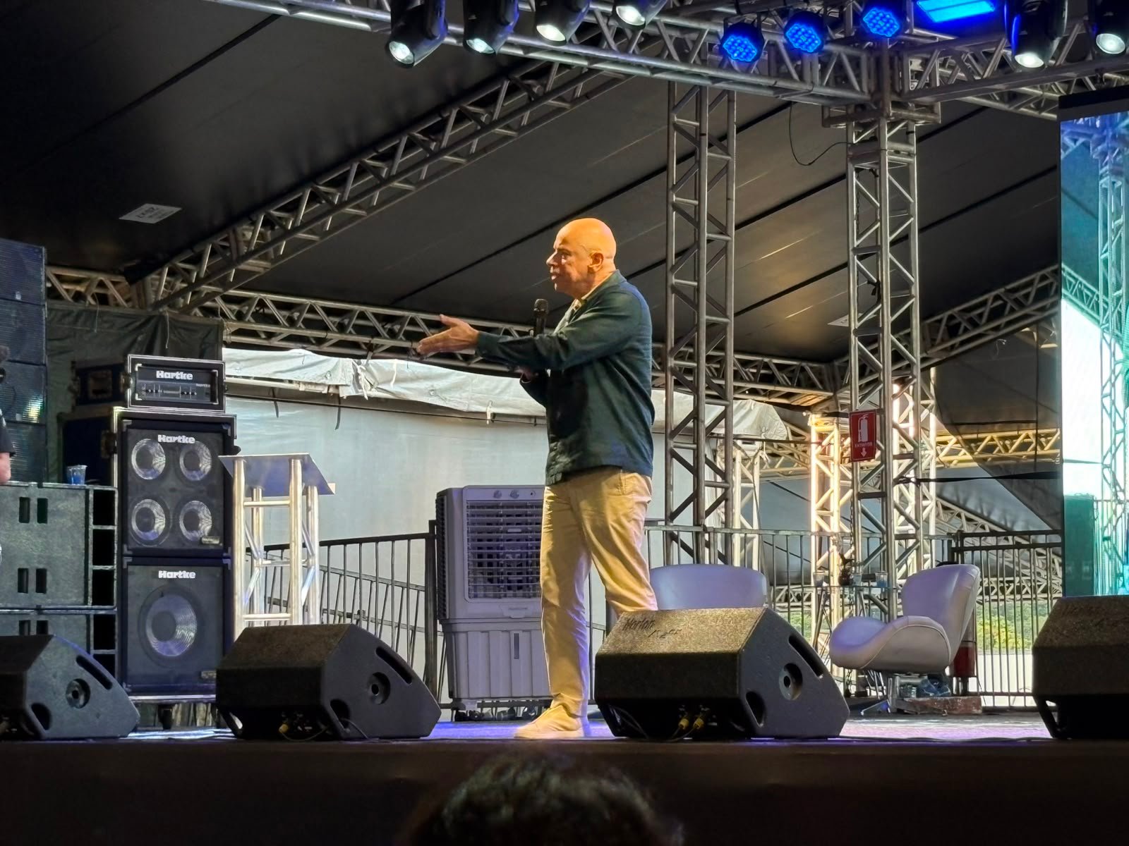 Leandro Karnal inspira trabalhadores a pensar no futuro durante palestra no Feirão do Trabalhador