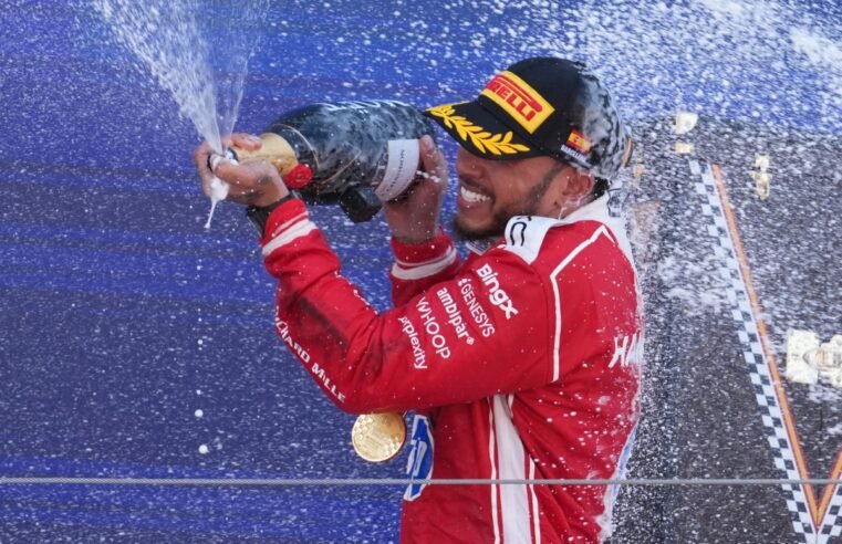 Lewis Hamilton faz tática agressiva e vence pela primeira vez com a Ferrari