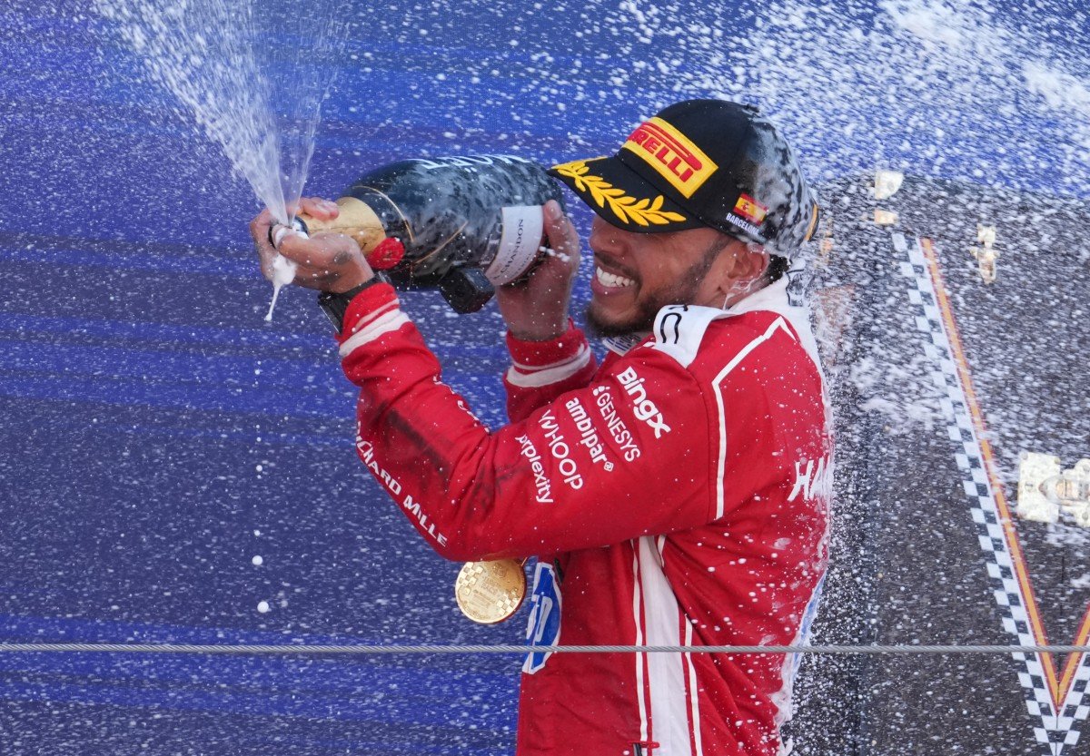 Lewis Hamilton faz tática agressiva e vence pela primeira vez com a Ferrari