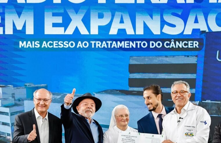 Lula entrega aparelhos de radioterapia em São Paulo