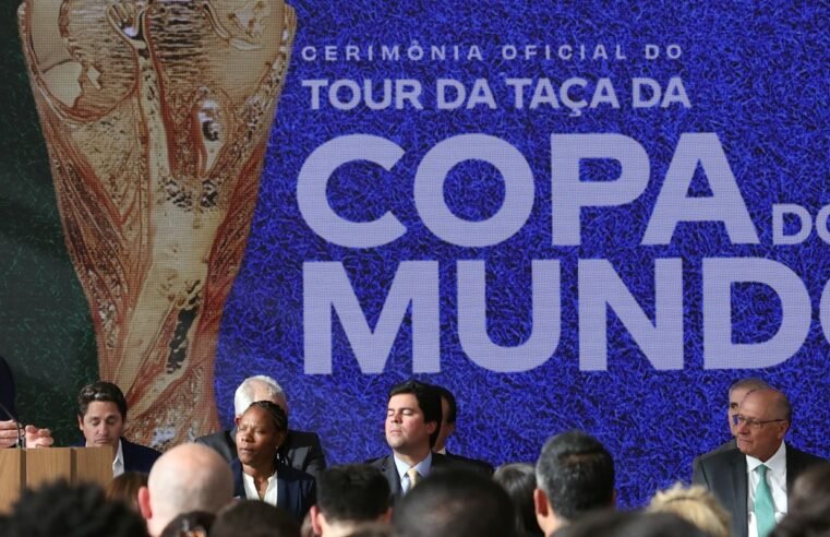 Lula sanciona lei da Copa do Mundo Feminina e reconhece pioneiras